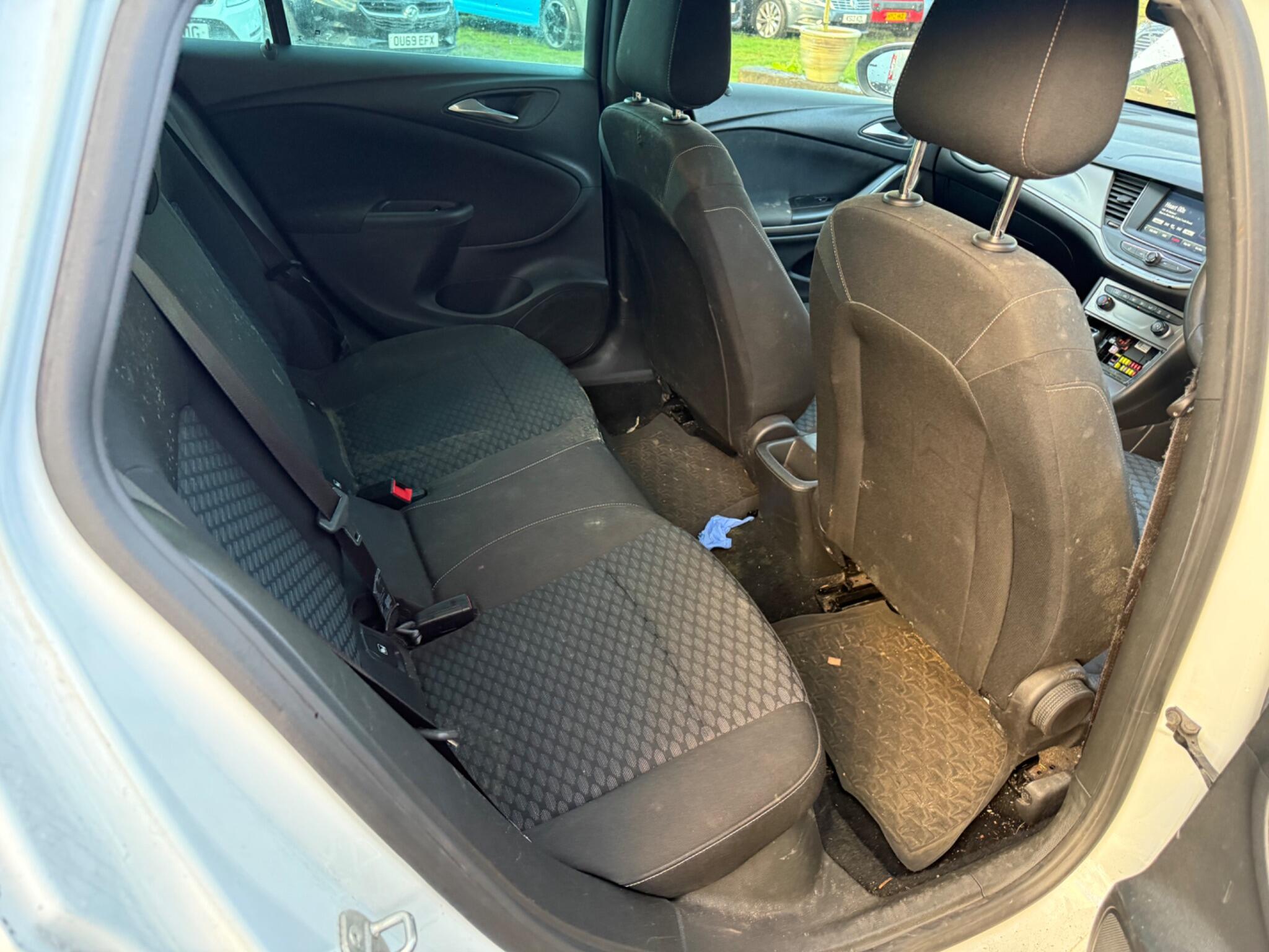 Vauxhall Astra 1.6 CDTi BlueInjection SRi Nav Sports Tourer Auto Euro 6 (s/s) 5dr — photo 36 of 44